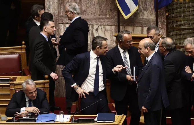 Πρόταση μομφής: Πώς ο Κυριάκος Μητσοτάκης γκρέμισε τα σενάρια συνωμοσίας για τα Τέμπη;