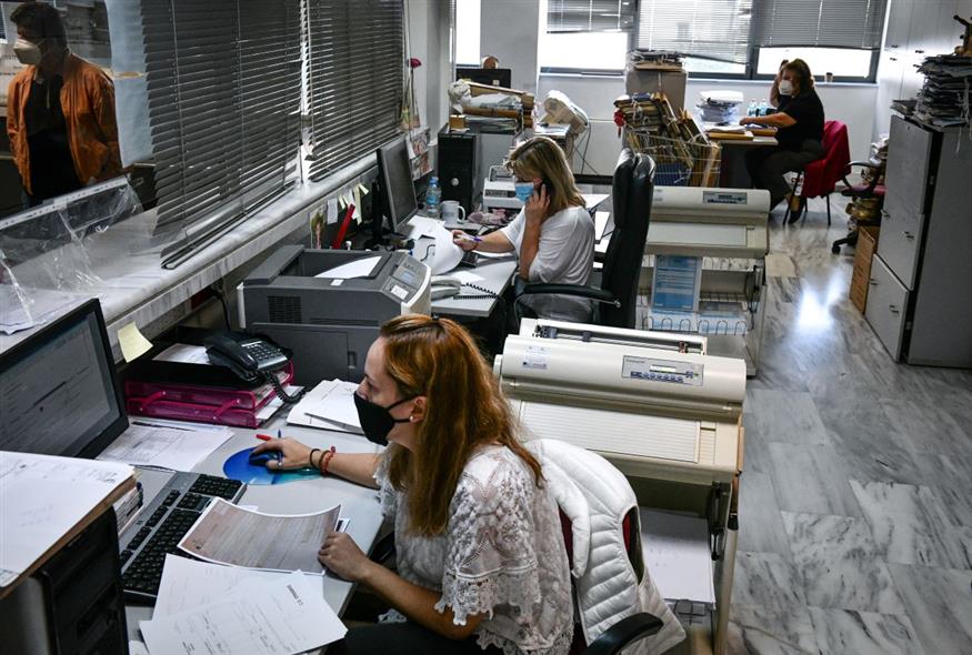 Nέο πρόγραμμα για 10.000 ανέργους: Ποιους αφορά και ποιοι μένουν εκτός