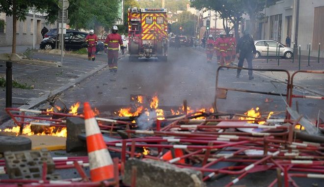 «Κόλαση» στην Γαλλία - Στους δρόμους 45.000 αστυνομικοί