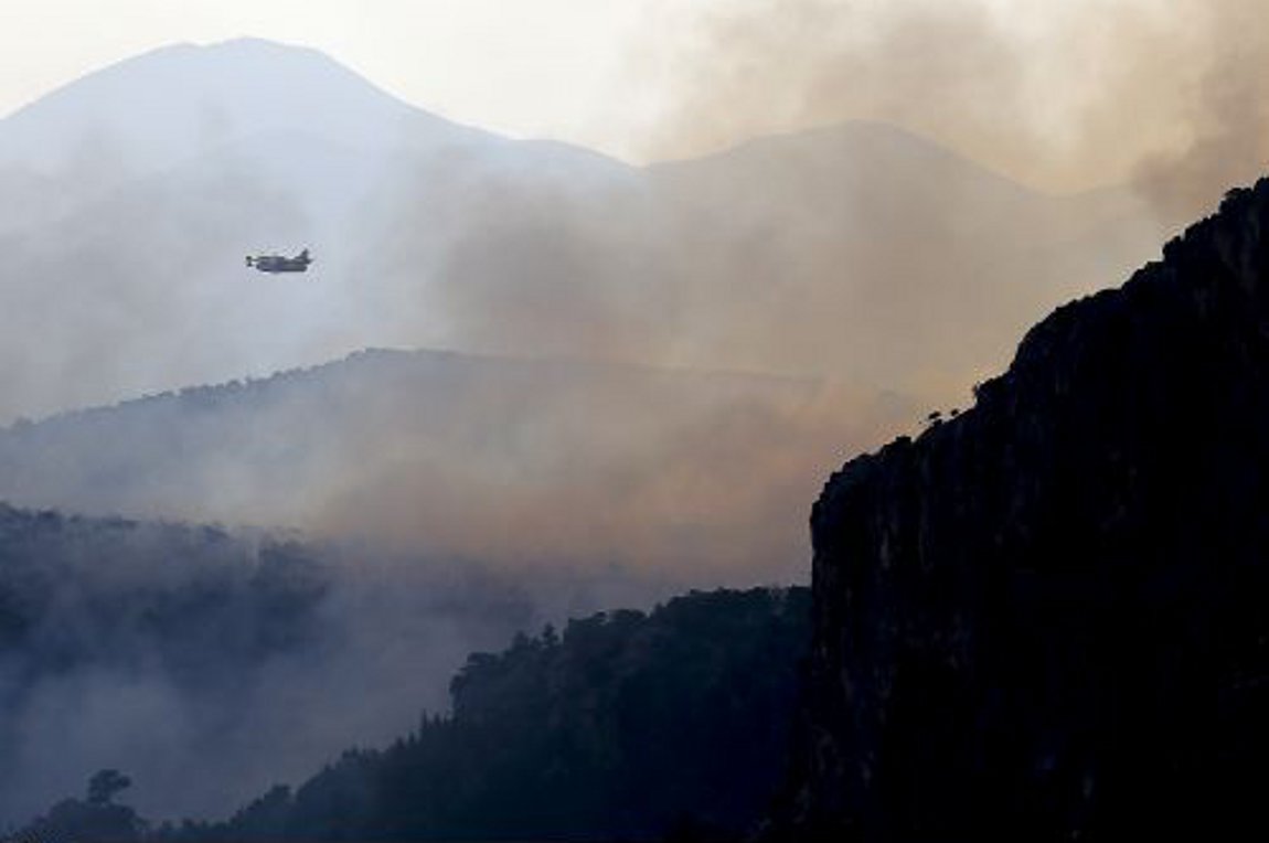 Εκκενώνονται άλλοι 2 οικισμοί στη Ρόδο - Πυρκαγιές μαίνονται και σε Πήλιο, Κάρυστο, Αίγιο, Υλίκη