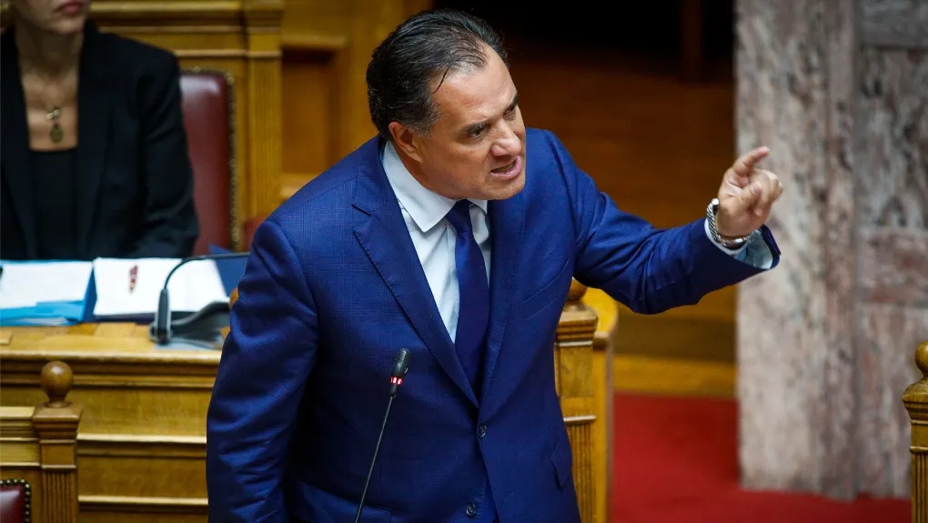 Βγαίνει ξανά «μπροστά» ο Άδωνις 