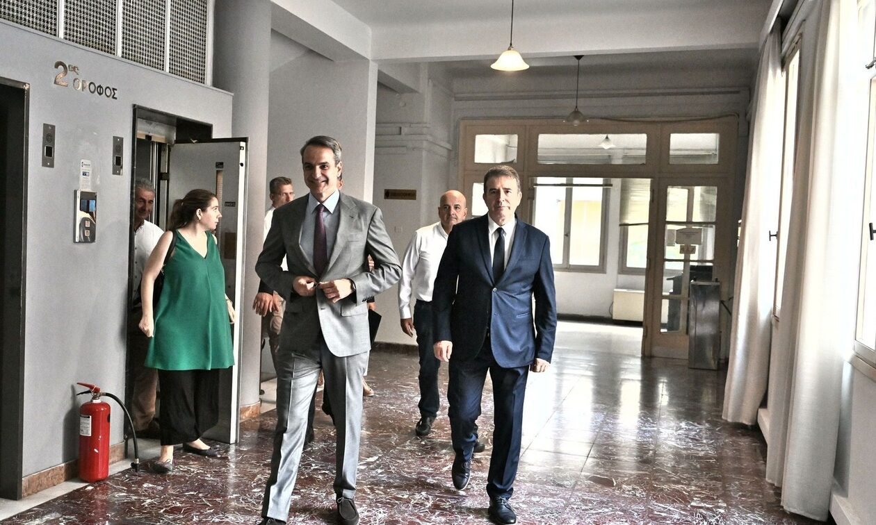 Επίσκεψη Μητσοτάκη στο υπουργείο Υγείας