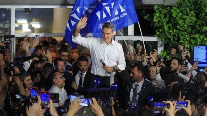 Handelsblatt: «Πώς τα καταφέρνει τόσο καλά ο Μητσοτάκης;»