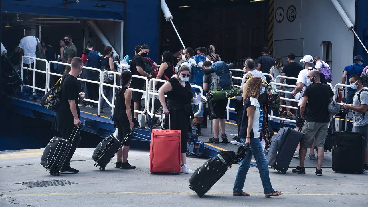 Παραλίγο σύγκρουση πλοίων στο λιμάνι της Ραφήνας