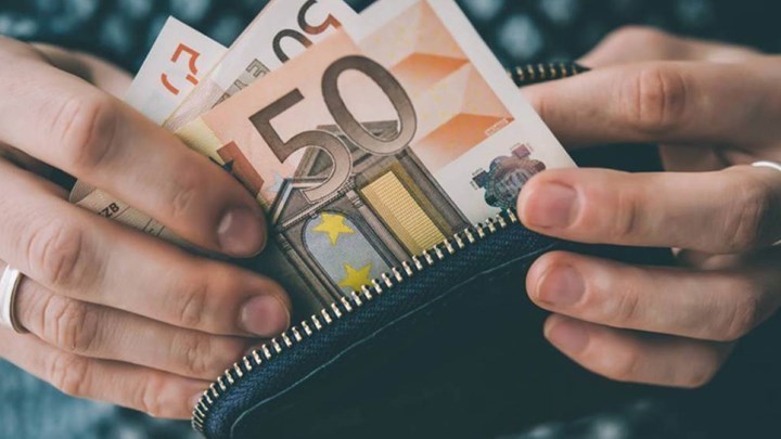 «Κλειδώνει» μέσα στην εβδομάδα η επιταγή ακρίβειας για τα Χριστούγεννα 