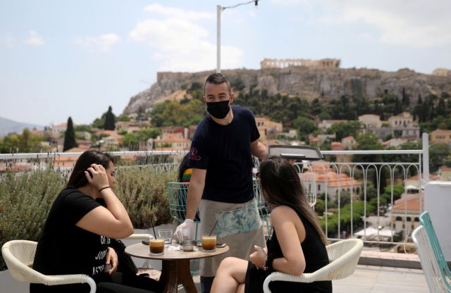 Κορωνοϊός: Νέα 2.422 κρούσματα - Ανεμβολίαστο το 90,6% των διασωληνωμένων