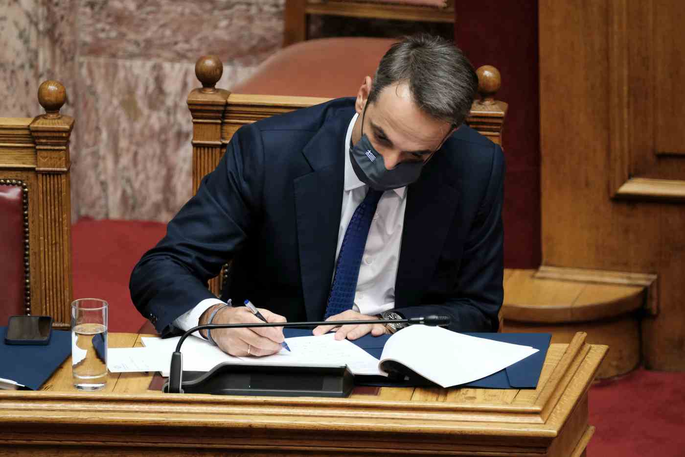 Βουλή: «Στοπ» από Μητσοτάκη στα σενάρια για υποχρεωτικό εμβολιασμό εκπαιδευτικών