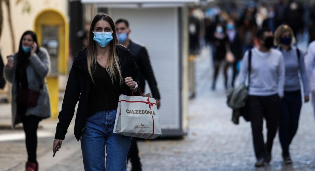 Κορωνοϊός: Μουδιασμένη αντίδραση μετά το ρεκόρ κρουσμάτων - Μονόδρομος τα νέα μέτρα