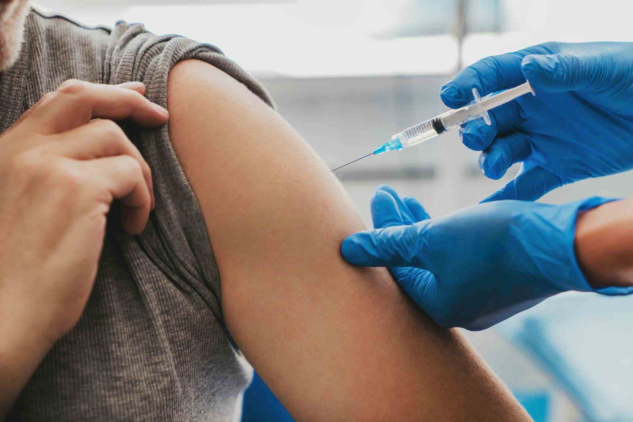 Γαλλία: Υποχρεωτικός ο εμβολιασμός των υγειονομικών