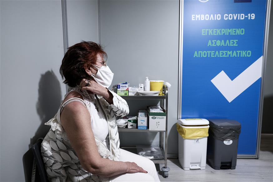 Αρχίζουν από σήμερα τα πρόστιμα για τους ανεμβολίαστους άνω των 60