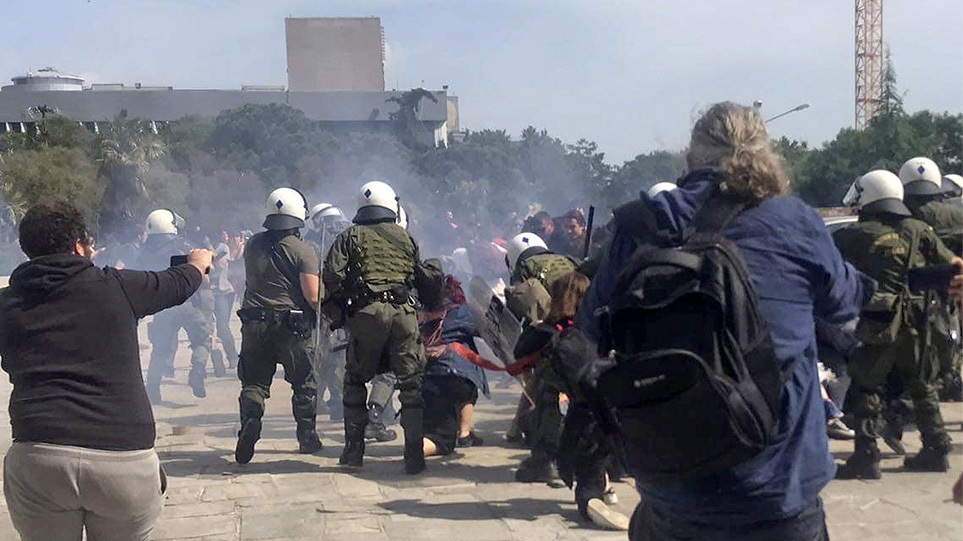 Θεσσαλονίκη: Βομβαρδισμένο τοπίο το ΑΠΘ λόγω επεισοδίων τα ξημερώματα