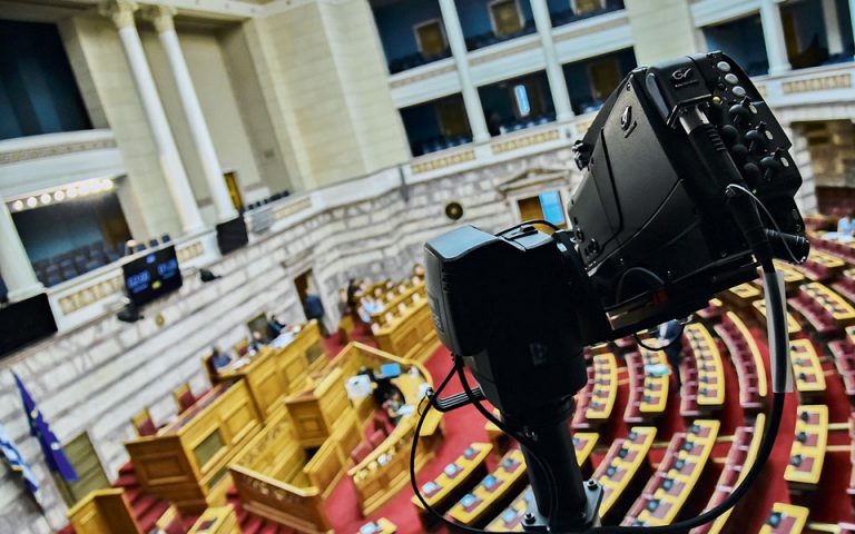Στα ύψη το πολιτικό θερμόμετρο με φόντο τις παρακολουθήσεις