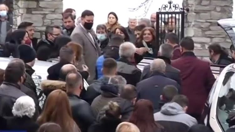 Γυναικοκτονία στη Θεσσαλονίκη: «Ράγισαν» καρδιές στο τελευταίο αντίο στη 41χρονη