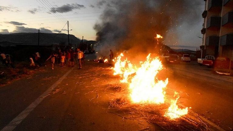 Ασπρόπυργος: Επεισόδια με Ρομά - Έκλεισαν την Αττική Οδό και χτύπησαν διερχόμενα αυτοκίνητα