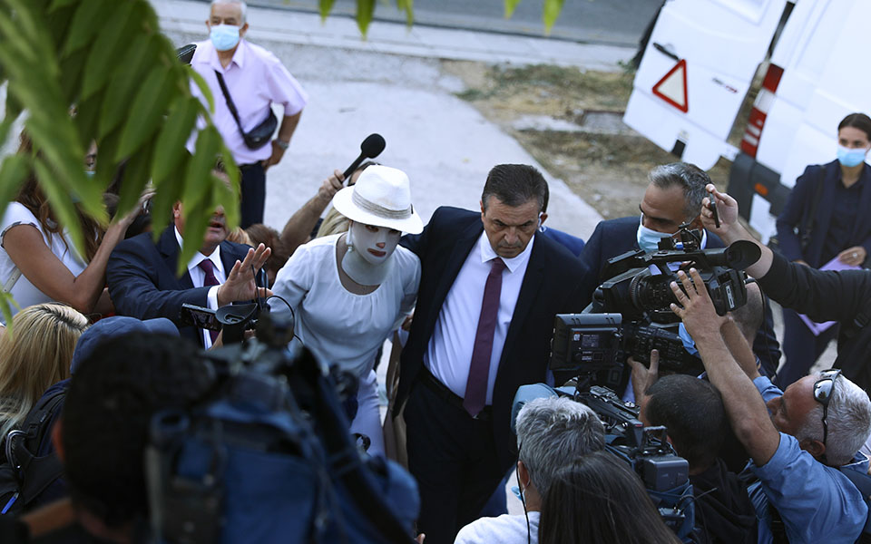 Επίθεση με βιτριόλι: Στο πλευρό της Ιωάννας το υπουργείο Υγείας