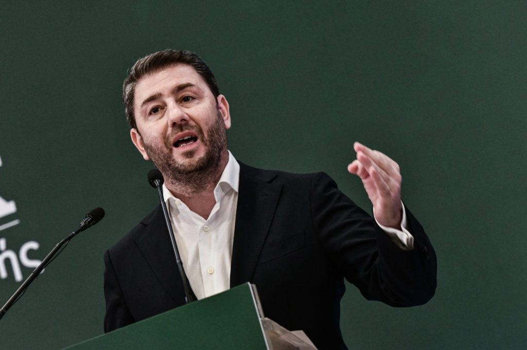 Δημοσκοπική κατρακύλα για το ΠΑΣΟΚ – Πίεση και αμφισβήτηση για Ανδρουλάκη