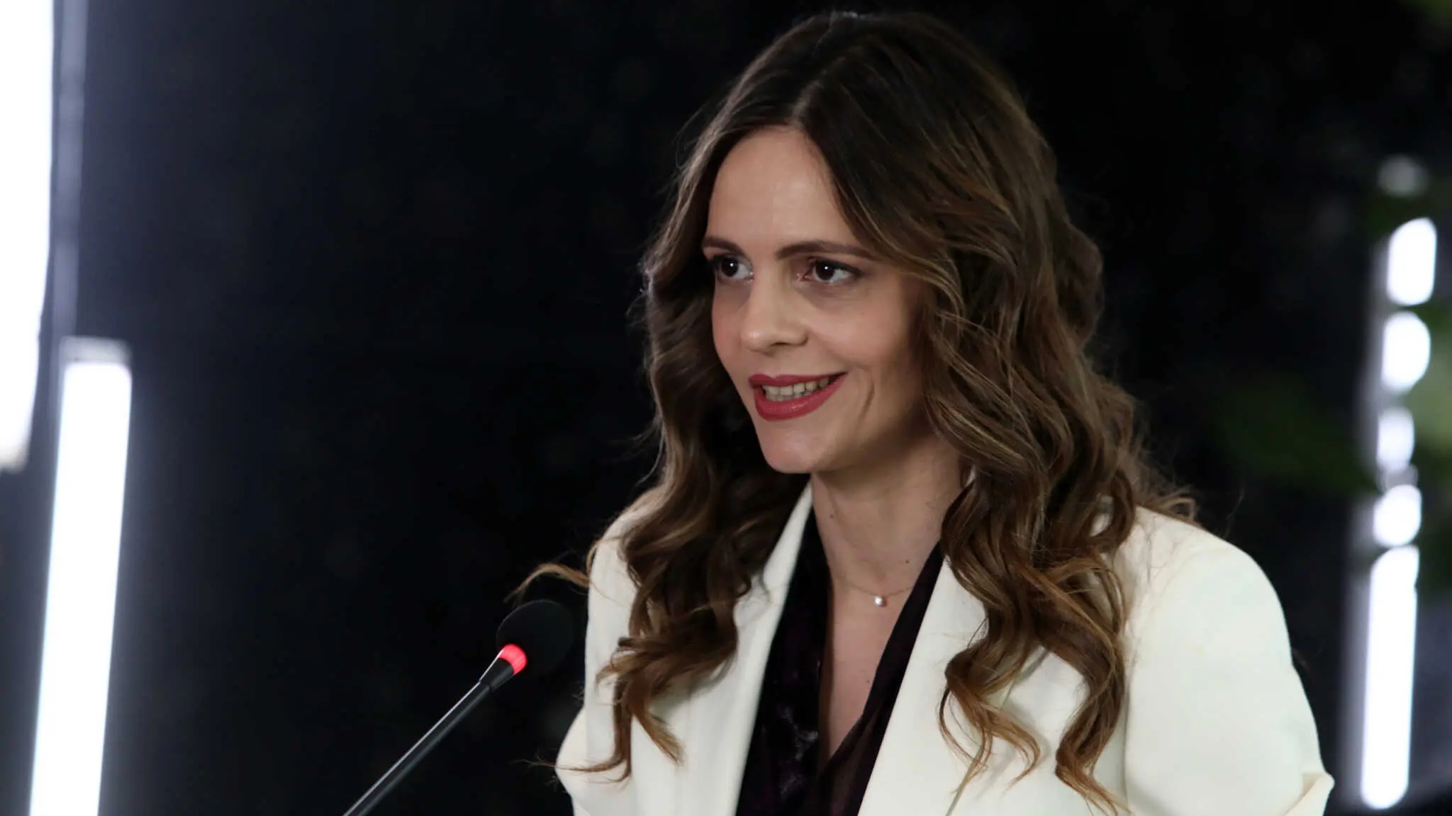 «Τρέχει» μόνη της η Έφη Αχτσιόγλου στο κουλουάρ για τις εσωκομματικές εκλογές του ΣΥΡΙΖΑ
