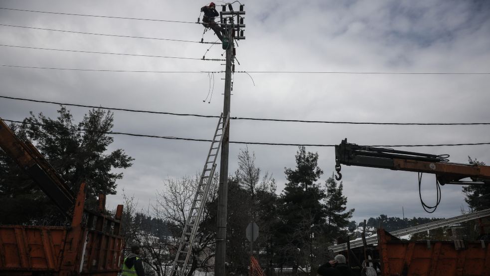 Μάχη με τον χρόνο για την αποκατάσταση των ζημιών στο ηλεκτρικό δίκτυο στην Αττική