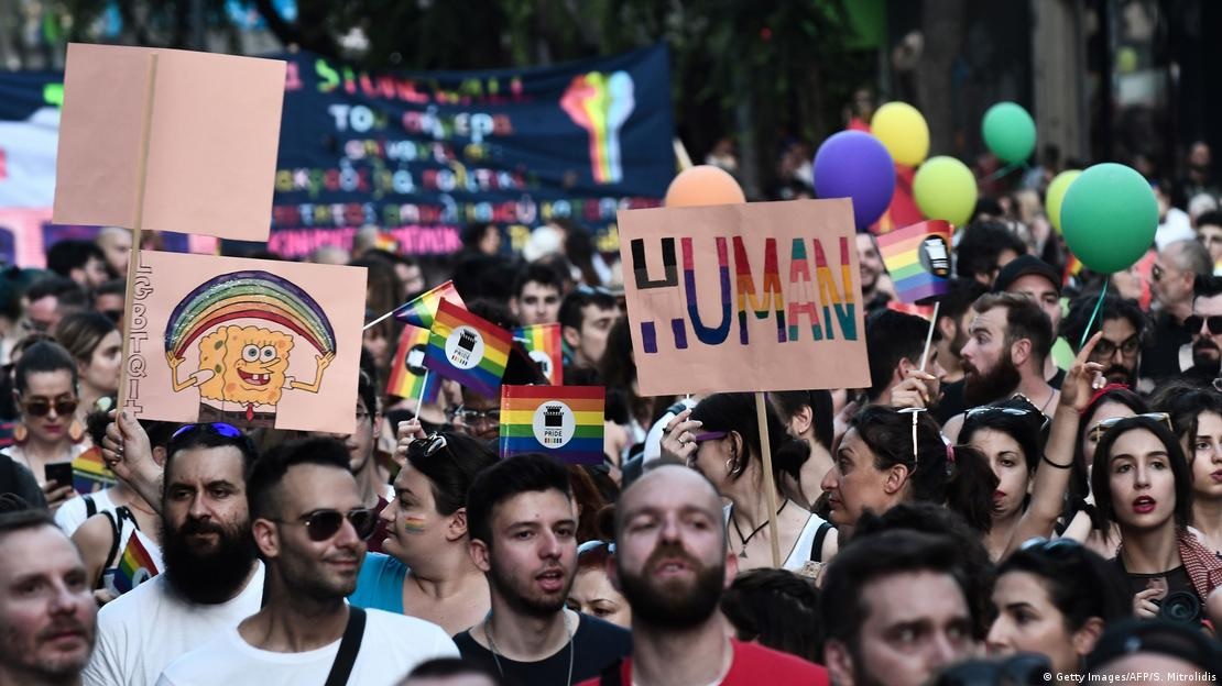 Πότε θα πατήσει ο Μητσοτάκης το «κουμπί» για τον γάμο των ομόφυλων ζευγαριών;