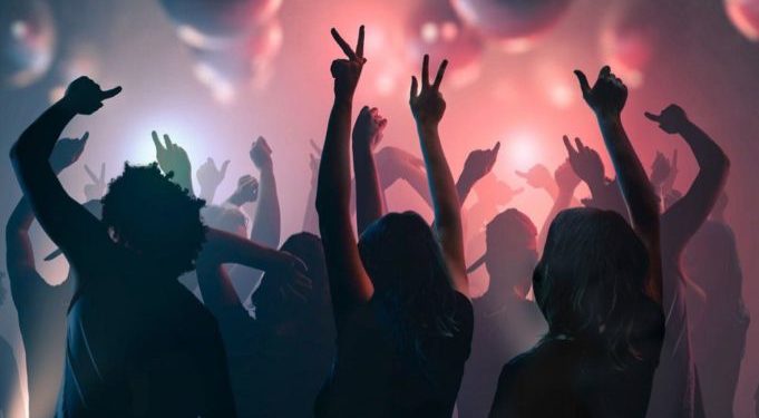 Θεσσαλονίκη: Έπεσαν τα πρώτα πρόστιμα για κορωνοπάρτι