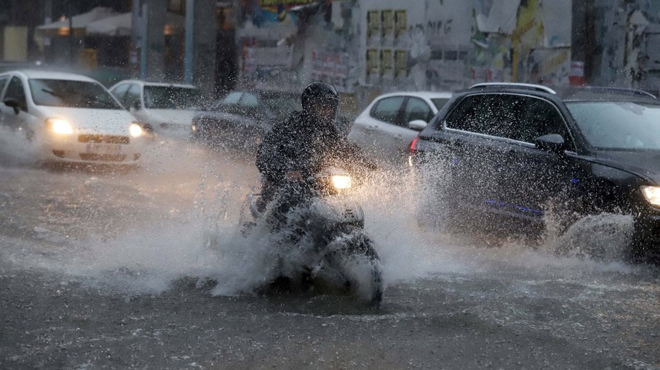 Αλλάζει ο καιρός: Έρχονται χαμηλά βαρομετρικά με βροχές και πτώση της θερμοκρασίας