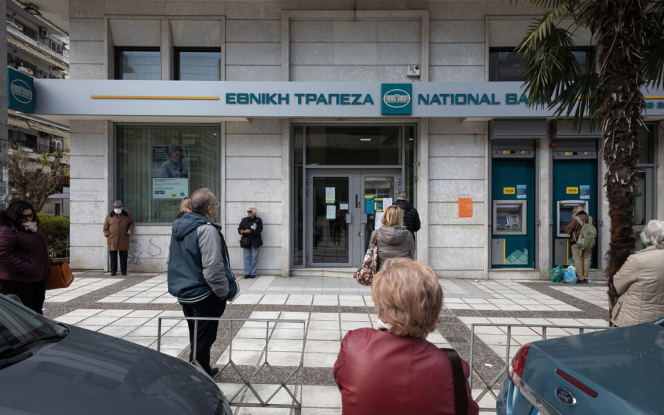 Νέα μέτρα: Πως μπαίνουμε από σήμερα σε τράπεζες;