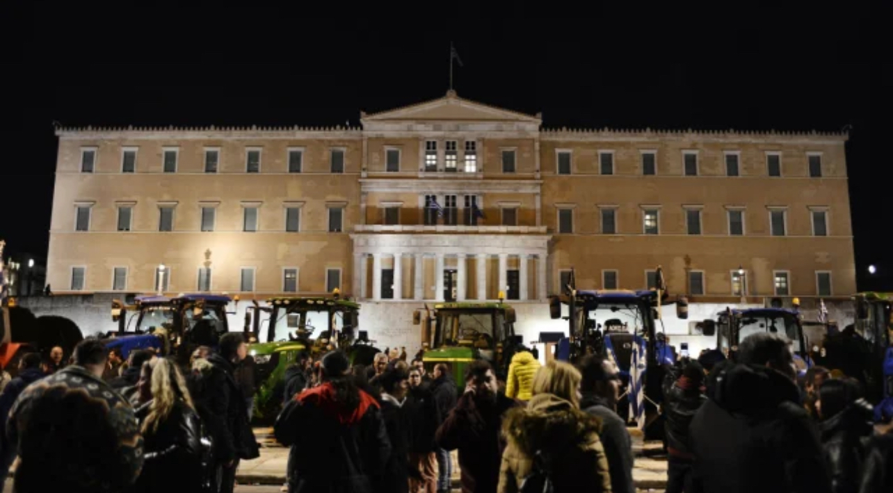 Ολονυχτία στο Σύνταγμα με τα τρακτέρ
