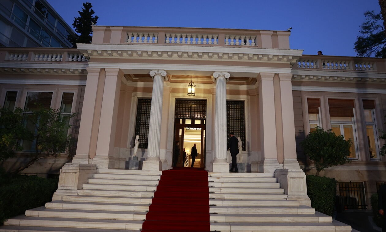 «Εμφύλιος» στη κυβέρνηση για τις αυξήσεις στις Ένοπλες Δυνάμεις - Ενόχληση Μητσοτάκη