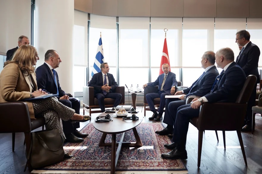 Συνάντηση Μητσοτάκη - Ερντογάν: Ευτυχώς η Χάγη είναι... μακριά