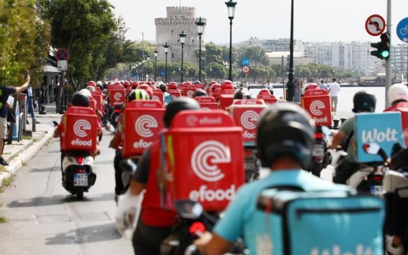 Συμφωνία ορόσημο στο Ευρωκοινοβούλιο: Υπάλληλοι και όχι συνεργάτες οι εργαζόμενοι σε πλατφόρμες τύπου Uber