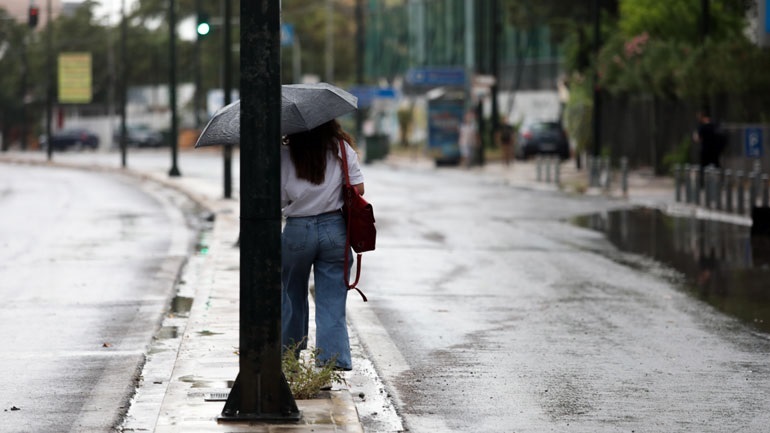 Καιρός: Ξαφνική φθινοπωρινή «εισβολή» - Πτώση της θερμοκρασίας και καταιγίδες