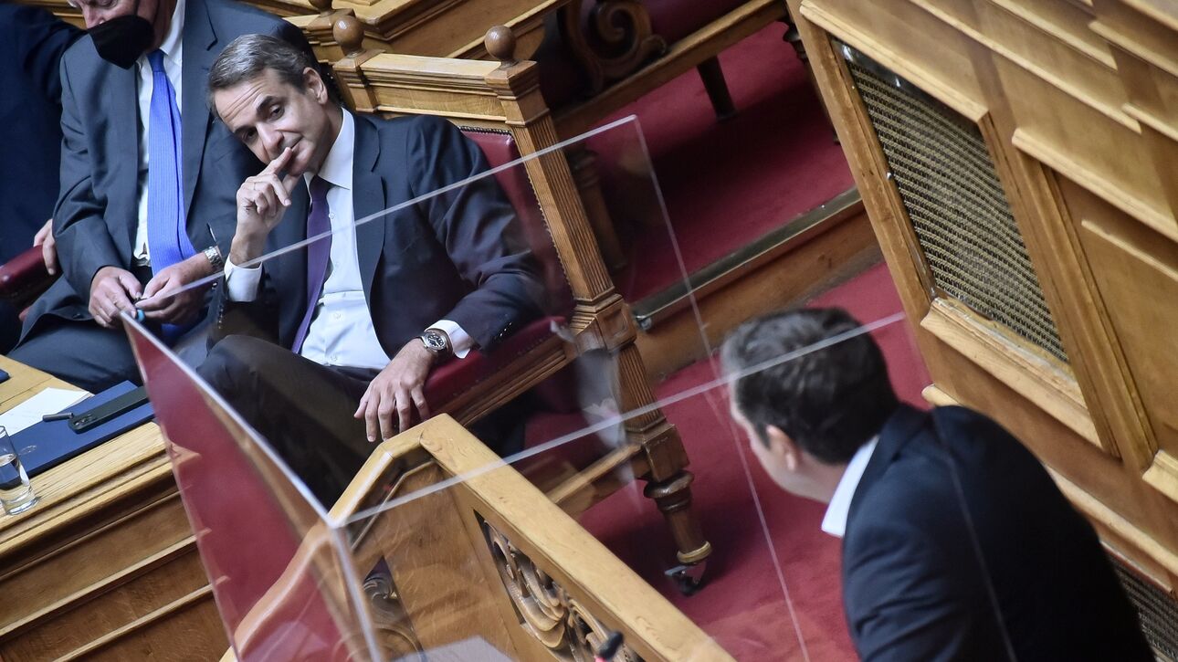 Η επόμενη ημέρα της μάχης στη Βουλή για τις παρακολουθήσεις: Στα ύψη το πολιτικό θερμόμετρο
