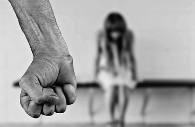 Σοκ στην Κρήτη: 47χρονος άνδρας φέρεται να επιχείρησε να βιάσει δεκάδες φορές ανήλικη