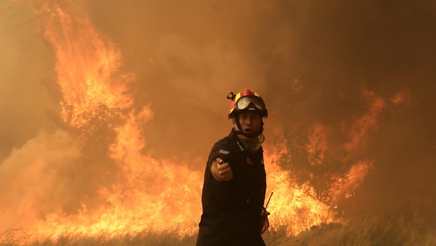 Πύρινα μέτωπα σε Αργολίδα, Σαλαμίνα και Χαλκίδα - Αυξημένος κίνδυνος πυρκαγιάς και αύριο