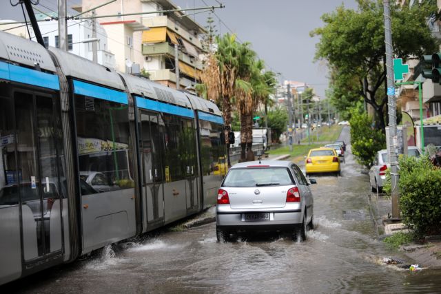 Στο έλεος της κακοκαιρίας η Αττική - Πλημμύρισαν δρόμοι και διεκόπη η κυκλοφορία