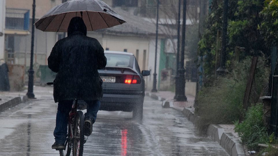 Άστατος και σήμερα ο καιρός: Πόσο θα μεταβληθεί η θερμοκρασία;