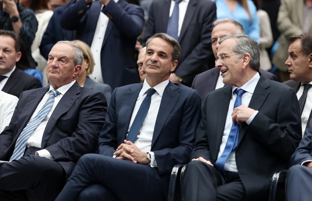 Μήνυμα ενότητας από την ΝΔ: Κοινή εμφάνιση Μητσοτάκη, Σαμαρά και Καραμανλή 