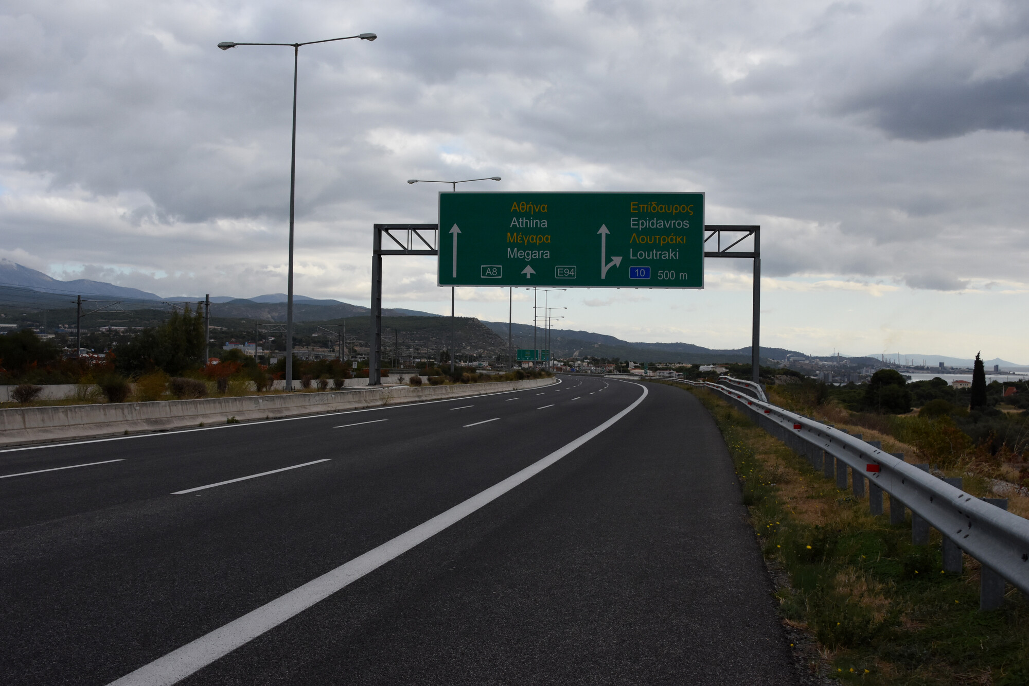 Φωτιά σε λεωφορείο της γραμμής Πειραιάς – Πανεπιστημιούπολη - Ανετράπη βυτιοφόρο στην εθνική Αθηνών Κορίνθου
