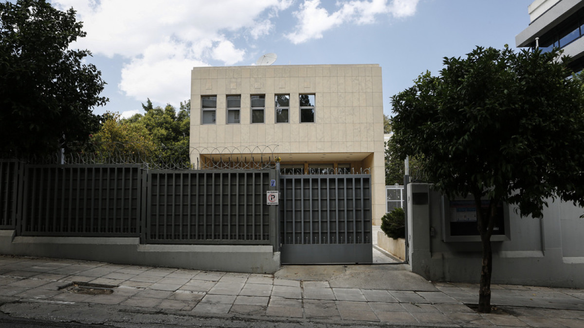 Εκνευρισμός στο Μαξίμου με τις απειλές της ρωσικής πρεσβείας στην κυβέρνηση
