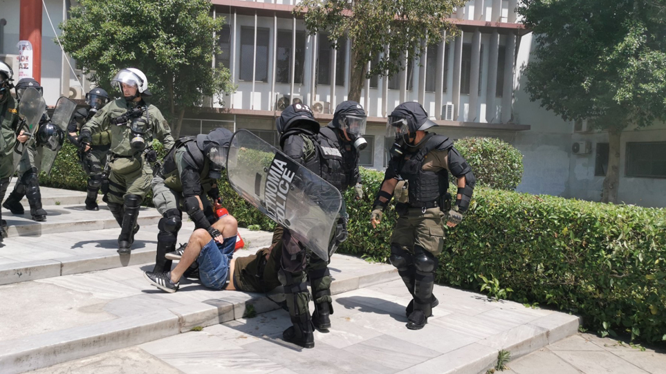 Μετωπική σύγκρουση ΝΔ- ΣΥΡΙΖΑ για τα επεισόδια στο ΑΠΘ
