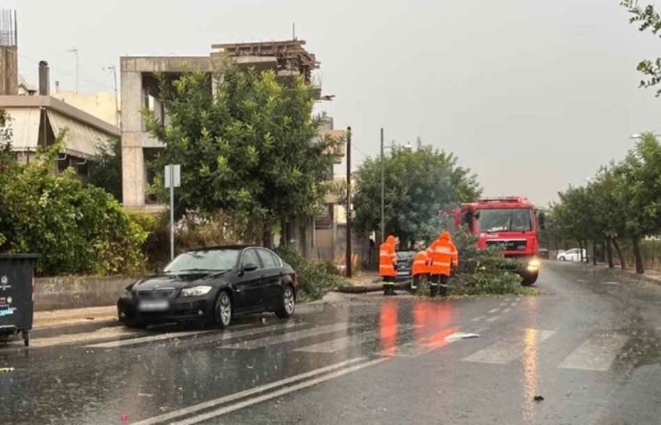 Κακοκαιρία: Το Ηράκλειο μετρά τις πληγές του - Εγκλωβίστηκαν οδηγοί, ποτάμια οι δρόμοι
