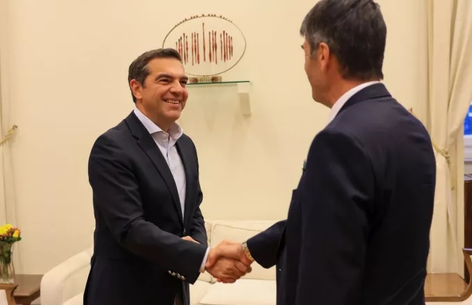 Μετωπική σύγκρουση κυβέρνησης και ΣΥΡΙΖΑ μετά την συνάντηση Τσίπρα με τον Γάλλο πρέσβη