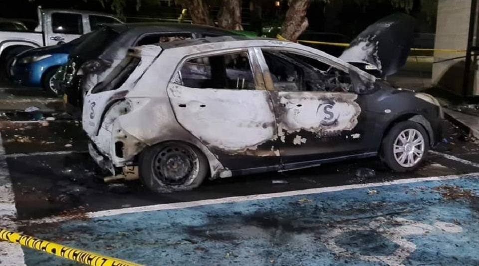 Κύπρος: Κουκουλοφόροι αντιεμβολιαστές τα έκαναν γυαλιά – καρφιά σε τηλεοπτικό σταθμό
