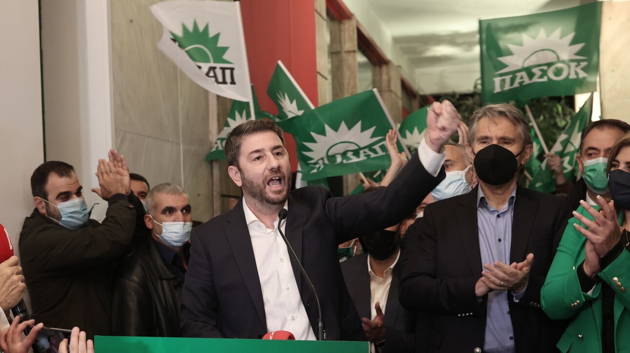 Αλλαγή σελίδας στο ΠΑΣΟΚ - Κατατρόπωσε τον Παπανδρέου ο Ανδρουλάκης