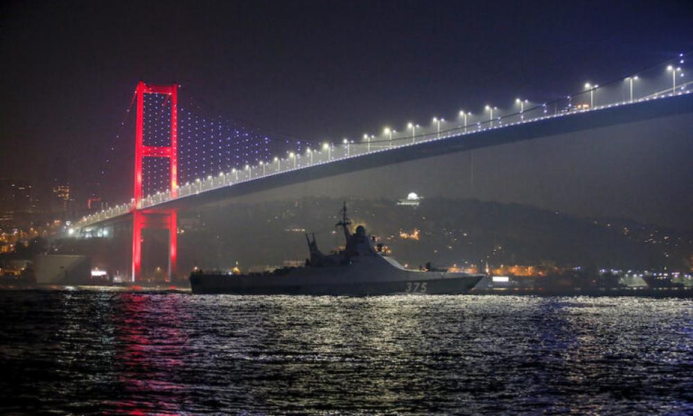 Πόλεμος στην Ουκρανία: Αποκλείει τη διέλευση των ρωσικών πλοίων από τα Στενά του Βοσπόρου η Τουρκία