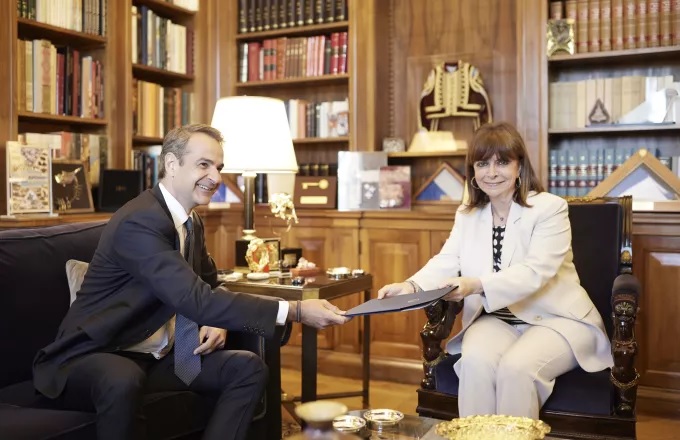Τη διάλυση της Βουλής και προσφυγή στις κάλπες ζήτησε από την ΠτΔ ο Μητσοτάκης
