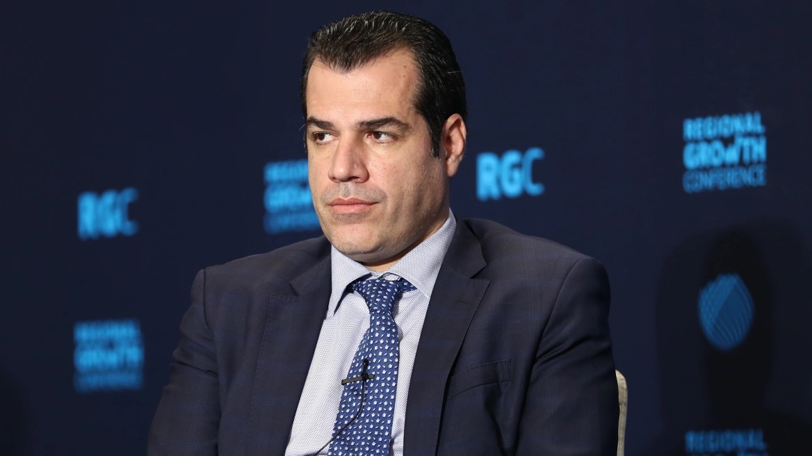 Επίθεση με γιαούρτια στον ίδιο και στα παιδιά του καταγγέλλει ο Θάνος Πλεύρης