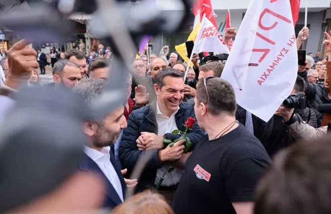 «Καρφιά» Τσίπρα κατά Καραμανλή με φόντο τα Τέμπη 