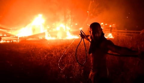 Πύρινη κόλαση στην Βαρυμπόμπη - Στο έλεος της πυρκαγιάς σπίτια