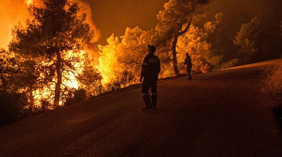 Βίλια: Ολονύχτια μάχη με τις αναζωπυρώσεις - Πάνω από 400 πυροσβέστες στο μέτωπο με τις φλόγες